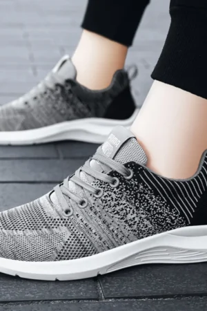 Men's shoes spring new trend men's shoes breathable lace-up running shoes Korean version of light casual walking shoes men